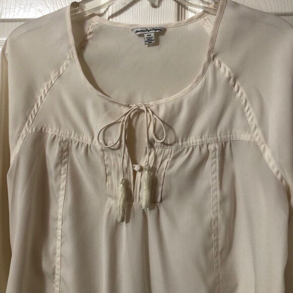 American Eagle Blouse Size Medium Cream Three Quarter Sleeves Split Back Design - Picture 5 of 11